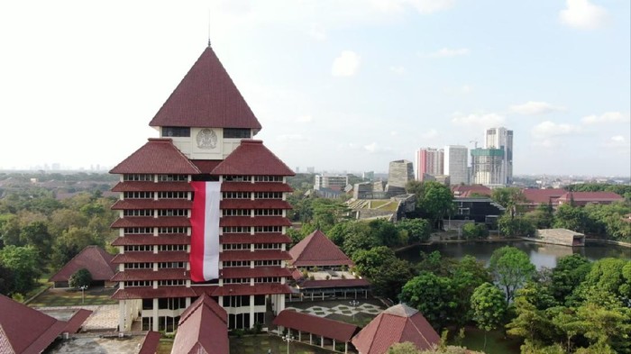 Bendera Merah Putih Raksasa di Gedung Rektorat UI Bendera Merah Putih Raksasa di Gedung Rektorat UI