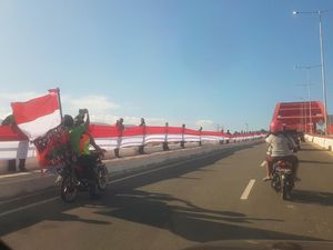 Bendera Merah Putih Sepanjang 1,5 Km Dibentangkan di Jembatan Youtefa Papua