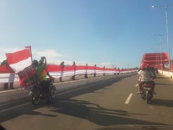 Bendera Merah Putih Sepanjang 1,5 Km Dibentangkan di Jembatan Youtefa Papua
