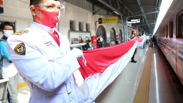 Bendera Merah Putih Sepanjang 17 Meter Mejeng di Gerbong