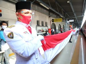 Bendera Merah Putih Sepanjang 17 Meter Mejeng di Gerbong