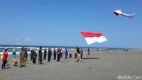 Bendera Merah Putih Terbang di Pantai Parangkusumo