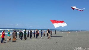 Bendera Merah Putih Terbang di Pantai Parangkusumo