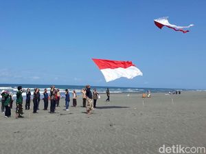 Bendera Merah Putih Terbang di Pantai Parangkusumo