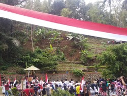 HUT RI ke-75, Bendera Raksasa Berkibar di Curug Bangkong Kuningan