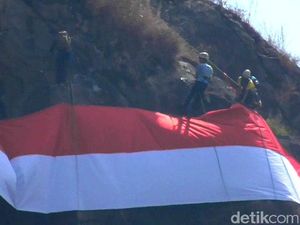 Bendera Sepanjang 27 Meter Berkibar di Puncak Gunung Kecapi Sumedang