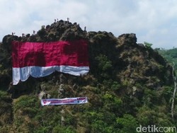 HUT RI ke-75, Bendera Raksasa Berkibar di Gunung Patenggeng Purwakarta