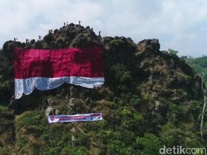 HUT RI ke-75, Bendera Raksasa Berkibar di Gunung Patenggeng Purwakarta HUT RI ke-75, Bendera Raksasa Berkibar di Gunung Patenggeng Purwakarta