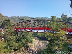 Bendera Sepanjang 100 Meter Membentang di Jembatan KA Bandung-Ciwidey