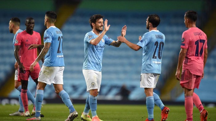 MANCHESTER, ENGLAND - AUGUST 07: David Silva of Manchester City greets Bernardo Silva of Manchester City following the UEFA Champions League round of 16 second leg match between Manchester City and Real Madrid at Etihad Stadium on August 07, 2020 in Manchester, England. (Photo by Oli Scarff/Pool via Getty Images)