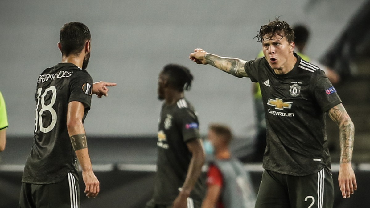 Fernandes adu mulut dengan Lindelof usai gol kedua Sevilla. Foto: Twitter @brfootball
