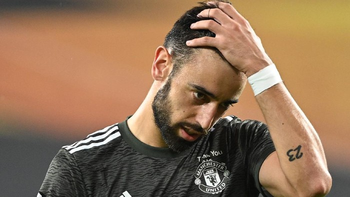 COLOGNE, GERMANY - AUGUST 16: Bruno Fernandes of Manchester United looks on during the UEFA Europa League Semi Final between Sevilla and Manchester United at RheinEnergieStadion on August 16, 2020 in Cologne, Germany. (Photo by Ina Fassbender/Pool via Getty Images)