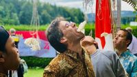 Serunya Bule hingga Pejabat Saat Momen Lomba Makan Kerupuk