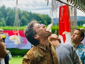 Serunya Bule hingga Pejabat Saat Momen Lomba Makan Kerupuk