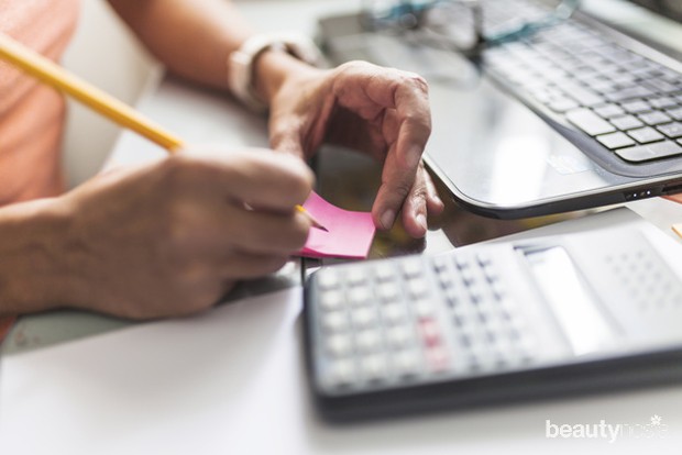 Cek kembali atau mulai buat catatan keuangan setiap pemasukan dan pengeluaran.