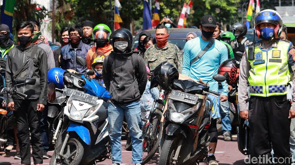 Detik-detik Pengendara Ambil Sikap Sempurna di Jalan Merdeka