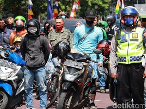 Detik-detik Pengendara Ambil Sikap Sempurna di Jalan Merdeka