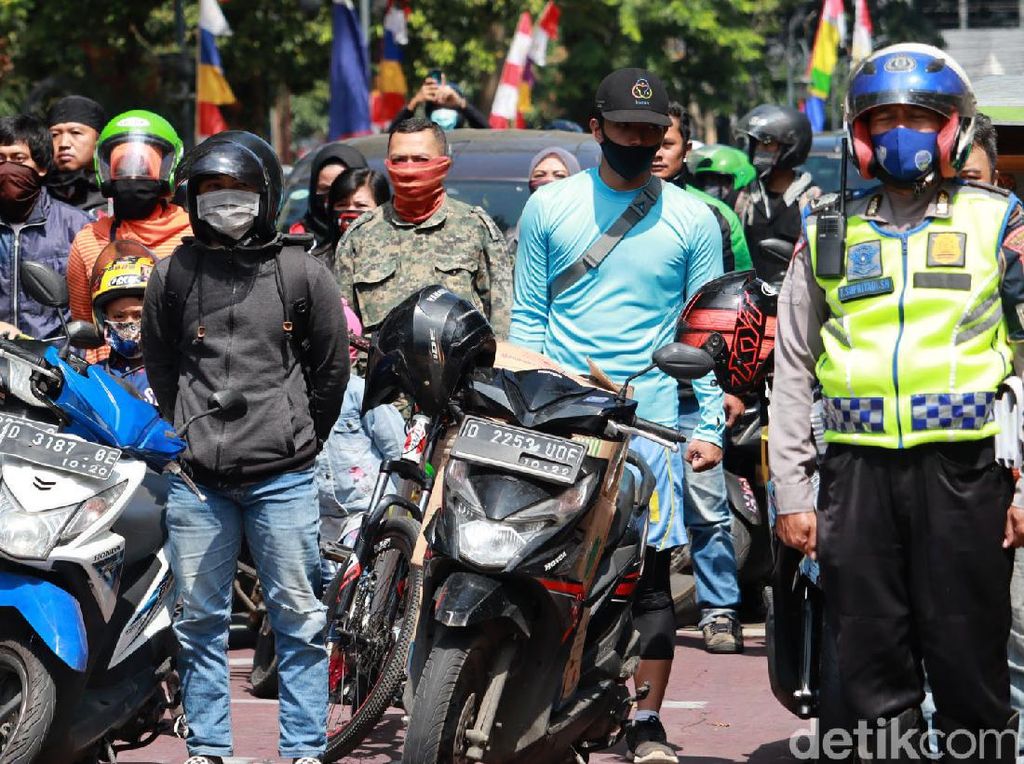 Detik-detik Pengendara Ambil Sikap Sempurna di Jalan Merdeka Detik-detik Pengendara Ambil Sikap Sempurna di Jalan Merdeka