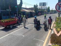 Saat Pengguna Jalan di Kota Pasuruan Sikap Sempurna di Detik-detik Proklamasi