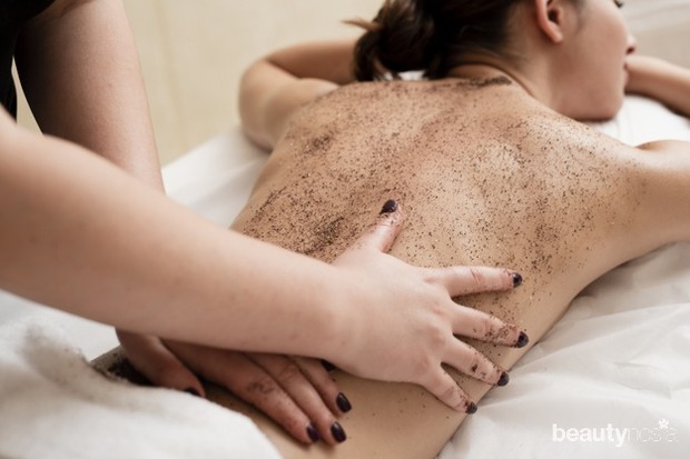 Exfoliate kulit/freepik.com Bertujuan untuk membersihkan sel-sel kulit mati sehingga tidak menyumbat pori-pori.