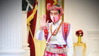 13 Foto Penampilan Jokowi saat Kenakan Baju Adat Berbagai Daerah