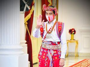 13 Foto Penampilan Jokowi saat Kenakan Baju Adat Berbagai Daerah
