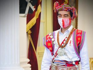 Dua Pakaian Adat yang Dikenakan Presiden Jokowi Sepekan Terakhir