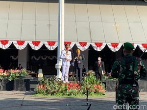 Spontan Ganjar Pranowo Undang Tokoh Pejuang Naik Podium Upacara HUT RI