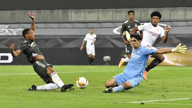 Manchester United's Anthony Martial, left, tries to score past Sevilla's goalkeeper Bono during an Europa League semifinal match between Sevilla and Manchester United, in Cologne, Germany, Sunday, Aug. 16, 2020. (AP Photo/Martin Meissner, Pool)