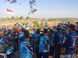 Sentil Pemerintah, Warga Jombang Upacara HUT RI di Bekas Tambang Galian C