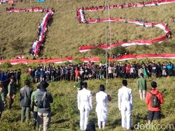 Bendera Merah Putih 1.200 Meter Hiasi Puncak Gunung Penanggungan di HUT RI