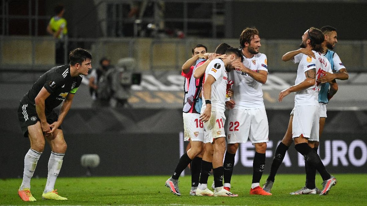 Bek MU, Harry Maguire (kiri) cuma bisa meratapi pemain Sevilla yang kegirangan usai bikin gol di semifinal Liga Europa. (Foto: Ina Fassbender/Pool via Getty Images)