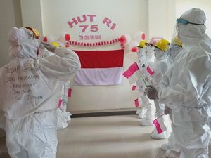 HUT Ke-75 RI, Petugas RS Ini Bagikan Bendera ke Pasien di Ruang Isolasi HUT Ke-75 RI, Petugas RS Ini Bagikan Bendera ke Pasien di Ruang Isolasi