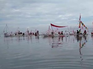 Video Warga Pesisir di Polman Rayakan HUT RI ke-75