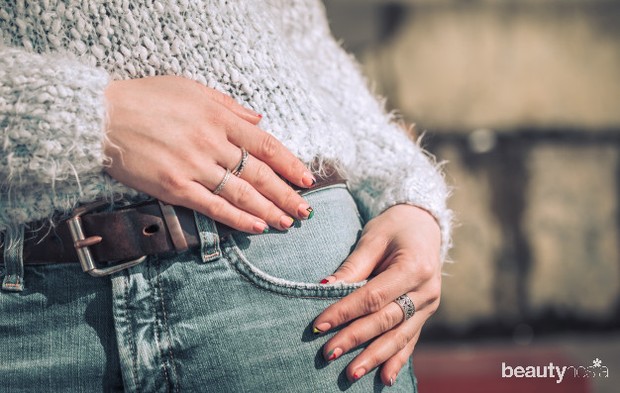 Kain berpori/freepik.com Bahan celana paling direkomendasikan adalah katun, karena menyerap keringat.