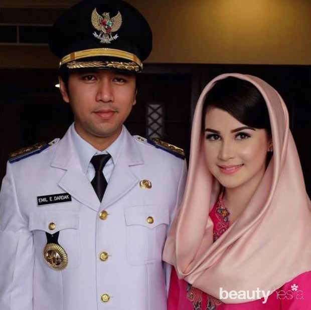 Arumi Bachsin Menggunakan Kebaya Encim