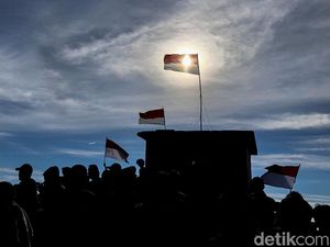 Ramai-Ramai Naik Gunung Pas 17-an, Pendaki Seakan Lupa Corona Ramai-Ramai Naik Gunung Pas 17-an, Pendaki Seakan Lupa Corona