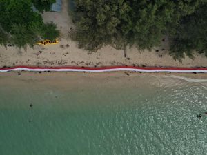 Kala Bendera Merah Putih Terpanjang di RI Berkibar