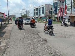 Viral Jalan Rusak di Medan Ditanami Pohon Pisang