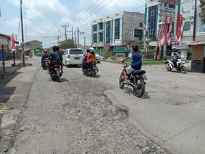 Viral Jalan Rusak di Medan Ditanami Pohon Pisang Viral Jalan Rusak di Medan Ditanami Pohon Pisang