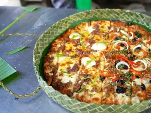 Ramah Lingkungan, Restoran Pizza Ini Pakai Kotak Anyaman Daun Pandan