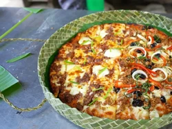Ramah Lingkungan, Restoran Pizza Ini Pakai Kotak Anyaman Daun Pandan