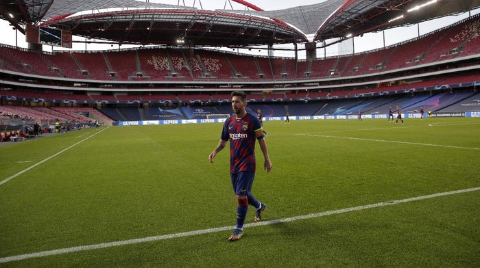 LISBON, PORTUGAL - AUGUST 14: Lionel Messi of FC Barcelona walks on during the UEFA Champions League Quarter Final match between Barcelona and Bayern Munich at Estadio do Sport Lisboa e Benfica on August 14, 2020 in Lisbon, Portugal. (Photo by Manu Fernandez/Pool via Getty Images)