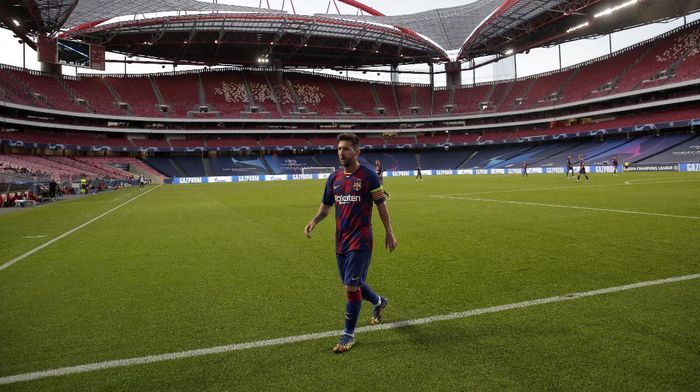 Lionel Messi LISBON, PORTUGAL - AUGUST 14: Lionel Messi of FC Barcelona walks on during the UEFA Champions League Quarter Final match between Barcelona and Bayern Munich at Estadio do Sport Lisboa e Benfica on August 14, 2020 in Lisbon, Portugal. (Photo by Manu Fernandez/Pool via Getty Images)