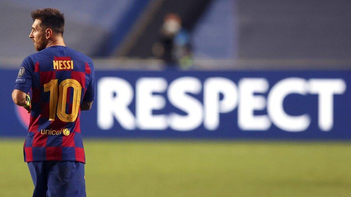 Barcelonas Lionel Messi leaves the pitch after the the Champions League quarterfinal soccer match between Barcelona and Bayern Munich in Lisbon, Portugal, Friday, Aug. 14, 2020. Bayern won the match 8-2. (Rafael Marchante/Pool via AP)