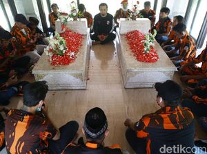 Makam Bung Hatta dan Buya Hamka Ramai Peziarah Makam Bung Hatta dan Buya Hamka Ramai Peziarah