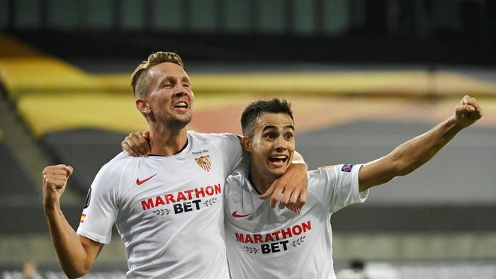 COLOGNE, GERMANY - AUGUST 16: Luuk de Jong of Sevilla FC celebrates with Sergio Reguilon after scoring his teams second goal during the UEFA Europa League Semi Final between Sevilla and Manchester United at RheinEnergieStadion on August 16, 2020 in Cologne, Germany. (Photo by Ina Fassbender/Pool via Getty Images)