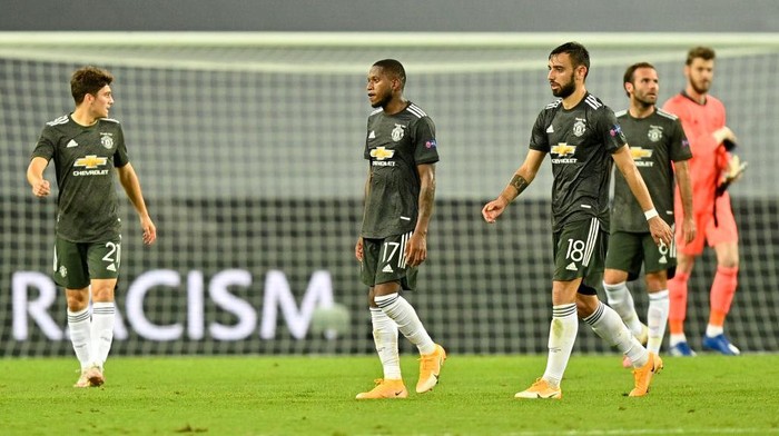 COLOGNE, GERMANY - AUGUST 16: Players of Manchester United look dejected following their sides defeat in the UEFA Europa League Semi Final between Sevilla and Manchester United at RheinEnergieStadion on August 16, 2020 in Cologne, Germany. (Photo by Martin Meissner/Pool via Getty Images)