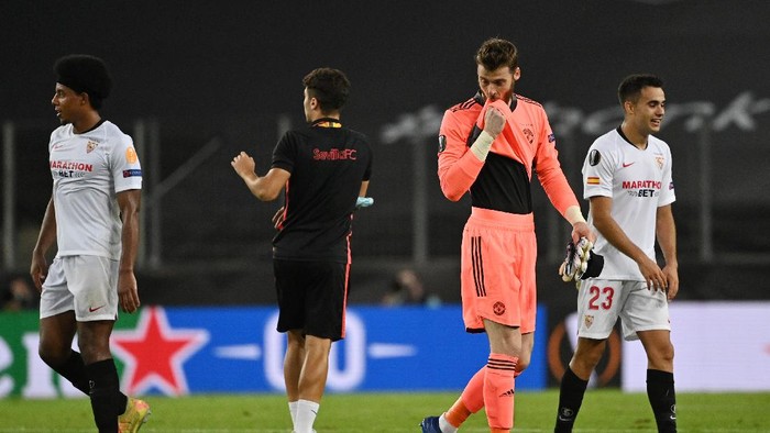 COLOGNE, GERMANY - AUGUST 16: David De Gea of Manchester United looks dejected following his sides defeat in the UEFA Europa League Semi Final between Sevilla and Manchester United at RheinEnergieStadion on August 16, 2020 in Cologne, Germany. (Photo by Ina Fassbender/Pool via Getty Images)