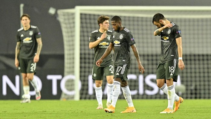 COLOGNE, GERMANY - AUGUST 16: Fred and  Bruno Fernandes of Manchester United  look dejected following their sides defeat in  the UEFA Europa League Semi Final between Sevilla and Manchester United at RheinEnergieStadion on August 16, 2020 in Cologne, Germany. (Photo by Martin Meissner/Pool via Getty Images)